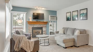 TV, fireplace