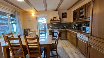 Kühlschrank, Mikrowelle, Ofen, Geschirrspüler