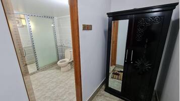 Kostenlose Toilettenartikel, Handtücher, Seife, Shampoo