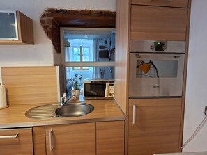 Een koelkast, een magnetron, een oven, een vaatwasser