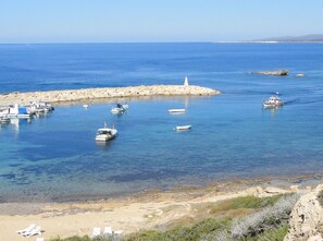 Beach - "Iptamena" mit Blick auf das Wasser by Interhome (Peyia)