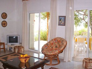 TV, DVD player - "Iptamena" mit Blick auf das Wasser by Interhome (Peyia)