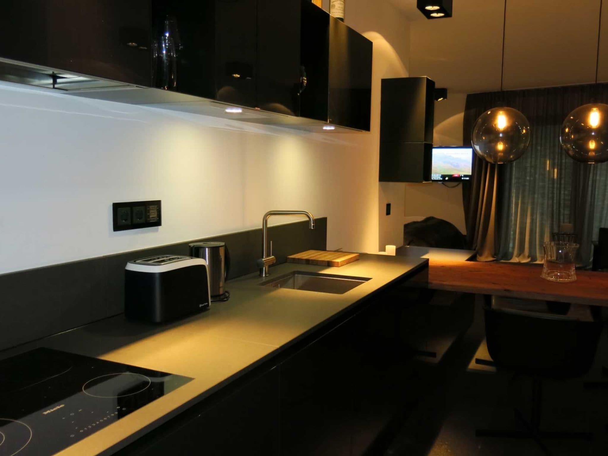 Kjøleskap og kjøkkenutstyr