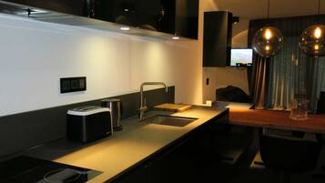 Kjøleskap og kjøkkenutstyr