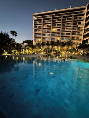 Outdoor pool, a heated pool - Arama Bay Bucerias | Infinity Pool + Rooftop + Beach Access (Bucerías)