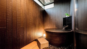 Deluxe Villa | Bathroom | Shower, free toiletries, hair dryer, towels