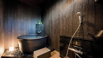 Deluxe Villa | Bathroom | Shower, free toiletries, hair dryer, towels