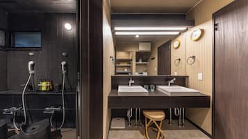 Grand-huvila | Kylpyhuone | Suihku, ilmaiset hygieniatuotteet, hiustenkuivaaja, pyyhkeet