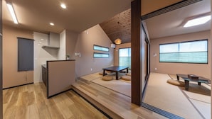 A modern interior with tatami flooring, a wooden ceiling, and a minimalist design. - Hakone Mori No Sato (Hakone)