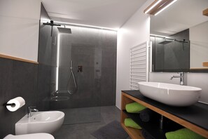 Hair dryer, towels, soap, toilet paper - "Nock" | ZumMoarSepp - Holiday apartment in the Villnöss Valley (Trentino-Alto Adige)