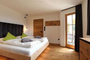 Ein modernes Schlafzimmer mit einem hölzernen Bett, einem großen Fenster und einer Holzvertäfelung.