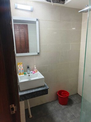 ของใช้ในห้องน้ำฟรี, ผ้าเช็ดตัว, สบู่, ยาสระผม