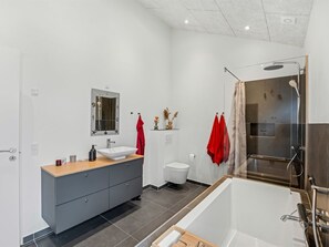 Bathroom - "Elenor" - 900m from the sea by Interhome (Løkken)