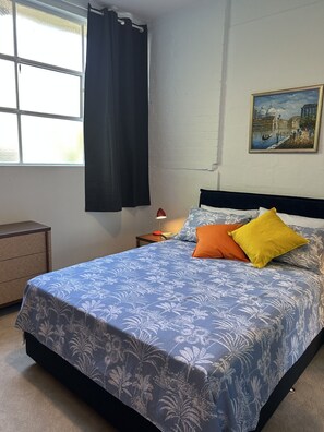 2 habitaciones, tabla de planchar con plancha, internet y ropa de cama 