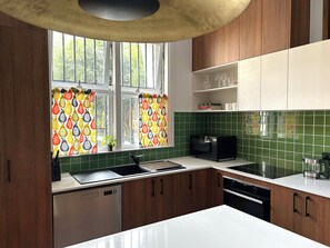 Private kitchen - Stylish ground floor converted warehouse apartment (Surry Hills)
