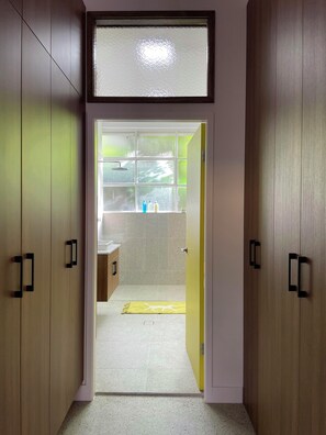 Shower, hair dryer, towels, soap - Stylish ground floor converted warehouse apartment (Surry Hills)