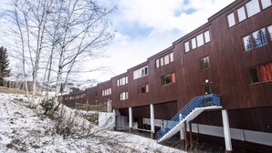 Un bâtiment moderne doté de nombreuses fenêtres et d’un escalier menant à un niveau inférieur.