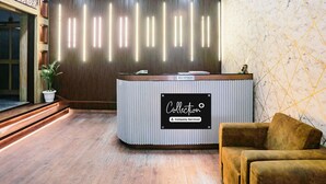 Ein Empfangsbereich im modernen Stil mit einer Rezeption, auf der 