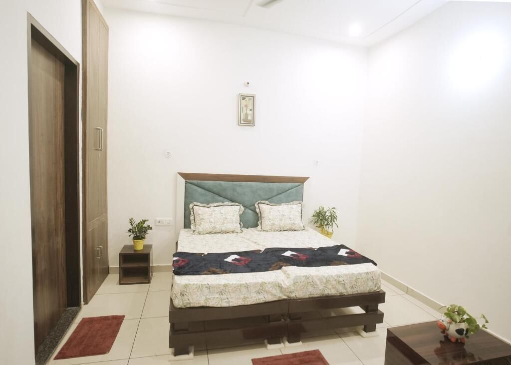 7 bedrooms, iron/ironing board, WiFi, bed sheets
