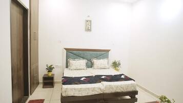 7 bedrooms, iron/ironing board, WiFi, bed sheets