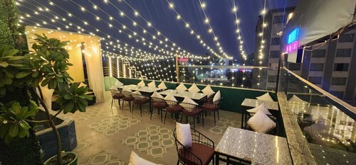 Luxury townhome near Taj Mahal – 5 Min Drive, Fully Furnished /Rooftop garden