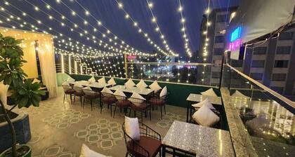 Luxury townhome near Taj Mahal – 5 Min Drive, Fully Furnished /Rooftop garden