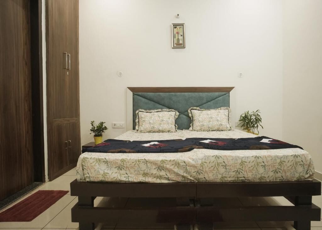 7 bedrooms, iron/ironing board, WiFi, bed sheets