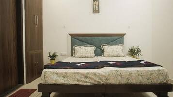 7 bedrooms, iron/ironing board, WiFi, bed sheets