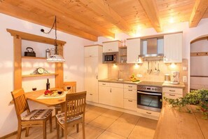Fridge, microwave, oven, stovetop - Vacation apartment Magdalena (Chieming)