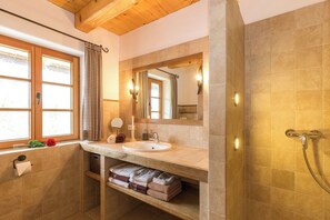 Shower, hair dryer, towels - Vacation apartment Barbara (Chieming)
