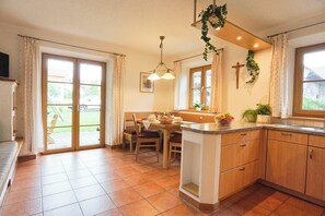 Private kitchen - Maria Vacation Rental – Accessible Family Apartment with a South-Facing Terrace and Garden (Chieming)