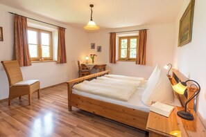 Room - Maria Vacation Rental – Accessible Family Apartment with a South-Facing Terrace and Garden (Chieming)
