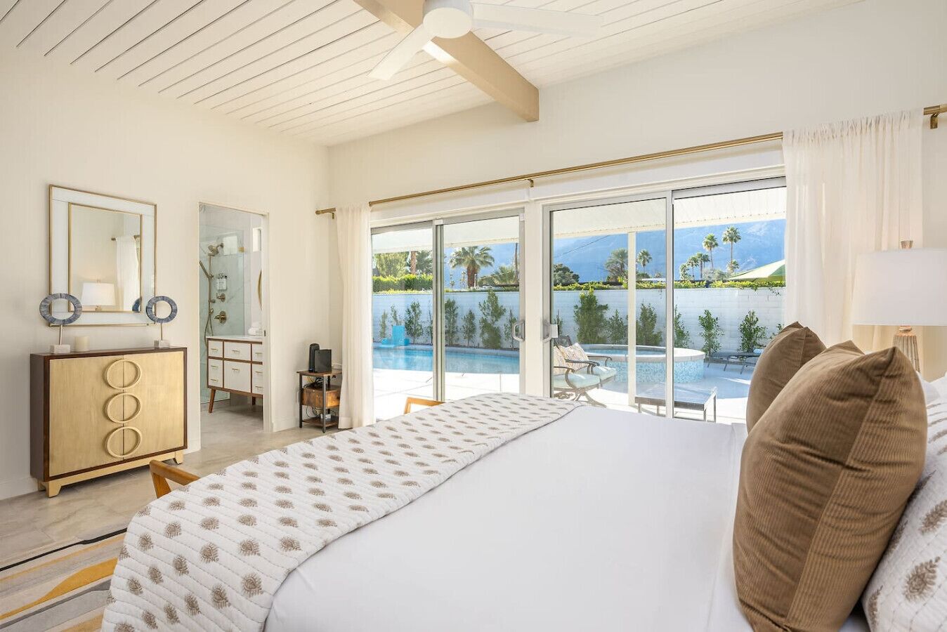 Een bureau, een strijkplank/strijkijzer, reisbedje, wifi