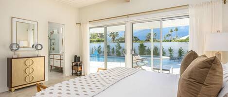 Een bureau, een strijkplank/strijkijzer, reisbedje, wifi