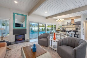 TV, fireplace, ping pong - Little Palm Lookout | Stunning Mountain Views (Palm Springs)