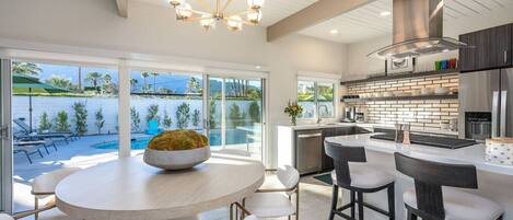 雪櫃、微波爐、焗爐、爐具