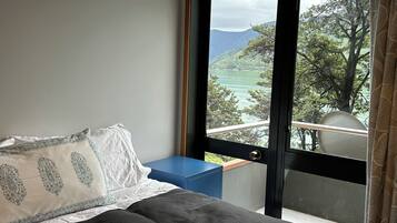 4 bedrooms, desk, iron/ironing board, bed sheets