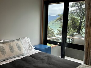 4 bedrooms, desk, iron/ironing board, bed sheets - Cozy retreat, accessible by road and water, with amazing views! (Moetapu Bay)