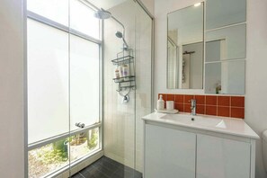 Douche, sèche-cheveux
