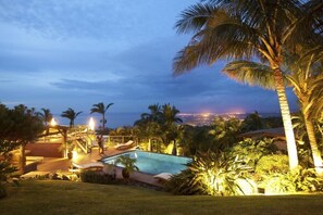 Jadeline | Pool | Outdoor pool, open 8:00 AM to 8:30 AM, pool umbrellas, sun loungers - Villa Maido Luxe (Saint-Paul)