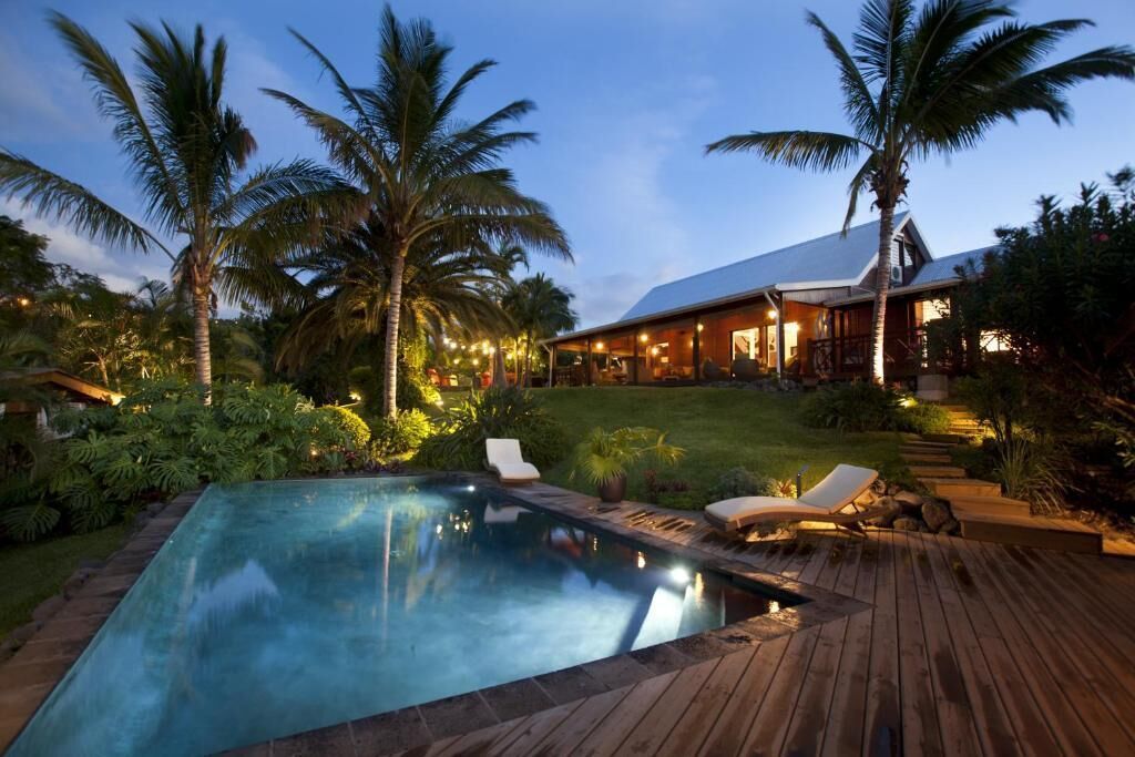 室外游泳池，08:00 至 08:30 开放，池畔遮阳伞，日光浴躺椅