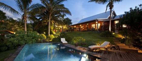 Piscina a l'aire lliure (horari: 08:00-08:30), para-sols i gandules