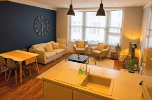 TV, offices - Perfect Pad nr Beach + Lanes | Parking | Sleeps 4 (Brighton and Hove)