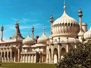 A large, ornate building with multiple domes and minarets, featuring intricate architectural details and a spacious courtyard. - Steps from Beach & Lanes | Stylish Brighton (Brighton and Hove)