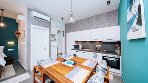 Una cocina moderna con armarios blancos, un microondas y un horno.