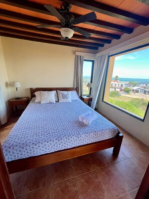 Tabla de planchar con plancha, wifi y ropa de cama 