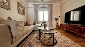 Smart TV, fireplace, books, stereo