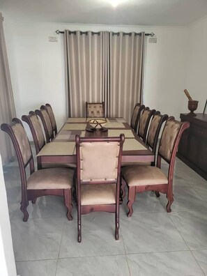 Dining - Familyfriendlyhome4u (Bulawayo)
