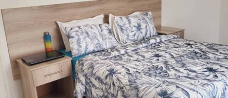 Iron/ironing board, Internet, bed sheets