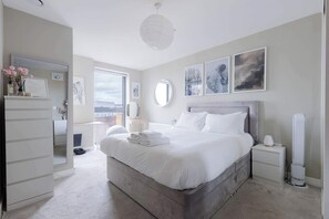 1 bedroom, iron/ironing board, Internet, bed sheets - Beautifully Designed 1BD Flat in Wandsworth (Greater London)